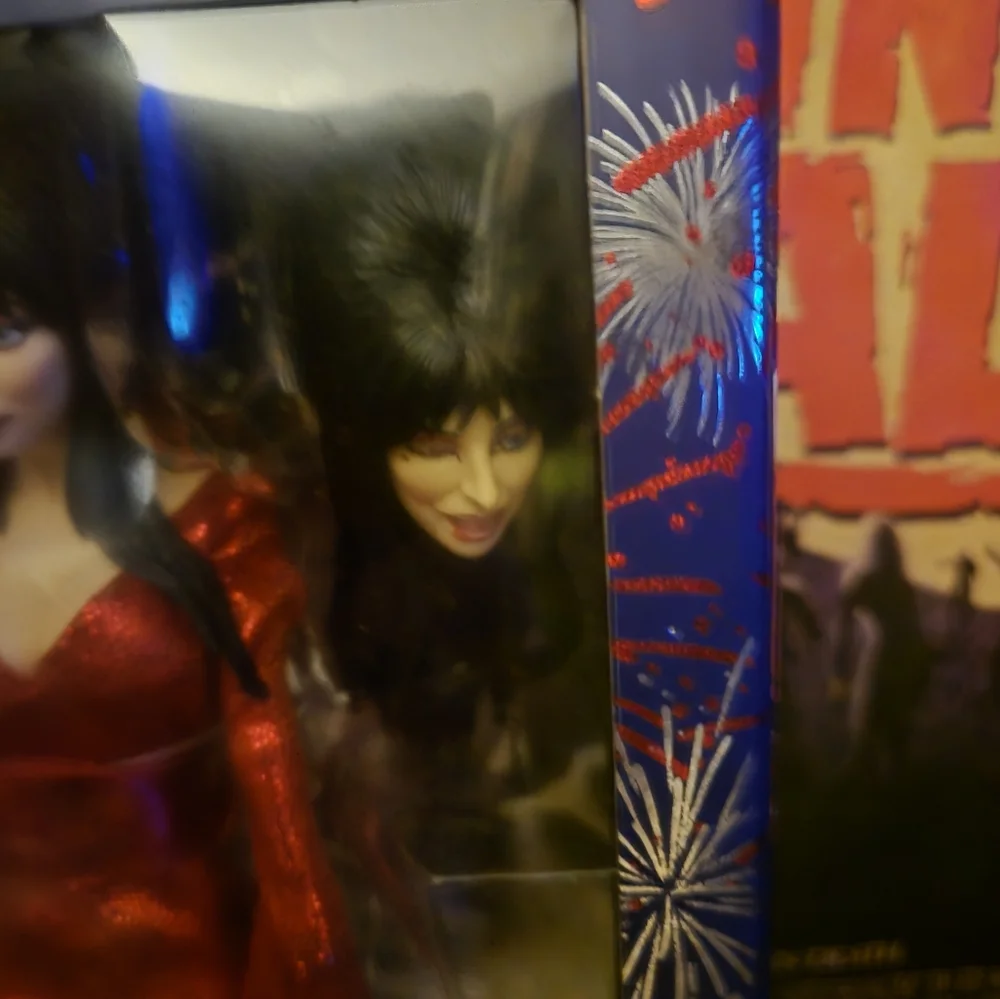 Elvira Mistress of the Dark RED, FIGHT AND BOO action figure!!! - Picture 3 of 5